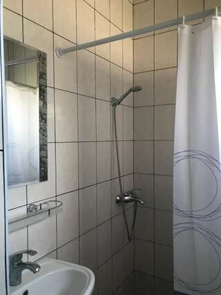 Гостевой дом Guest House Zelenyi Dvorik Гагра Улучшенный трехместный номер-1