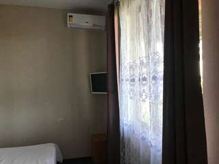 Гостевой дом Guest House Zelenyi Dvorik Гагра Улучшенный трехместный номер-4