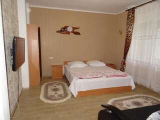 Гостевой дом Guest House Zelenyi Dvorik Гагра Четырехместный номер с балконом-2